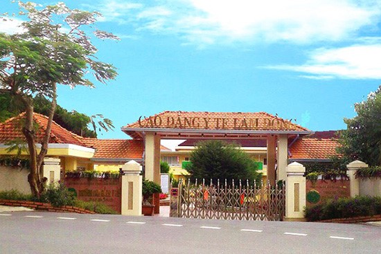 Đọc báo Đảng trực tuyến có phản hồi tại Trường Cao đẳng Y tế Lâm Đồng