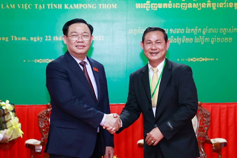 Chủ tịch Quốc hội Vương Đình Huệ thăm và làm việc tại tỉnh Kampong Thom, Campuchia