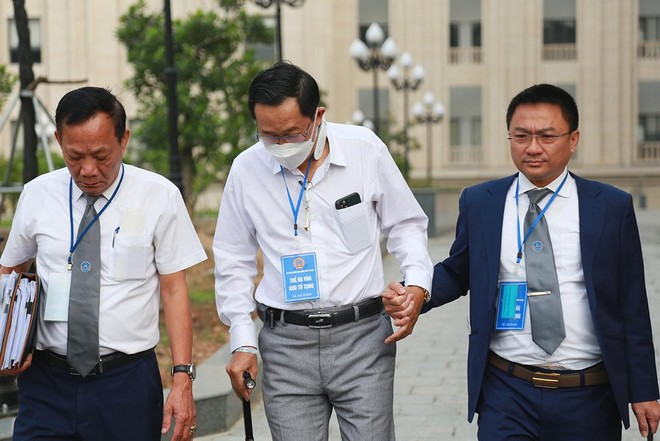 Phiên toà có bị tạm ngừng khi bị cáo vắng mặt