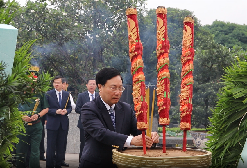 Dâng hương tưởng niệm cố Thủ tướng Võ Văn Kiệt