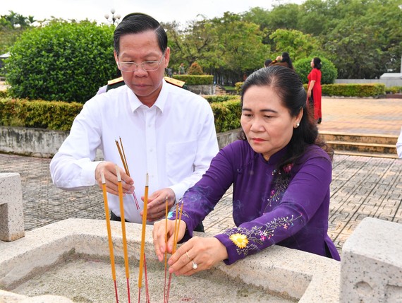 Lãnh đạo TP Hồ Chí Minh dâng hương, dâng hoa tại các địa danh lịch sử
