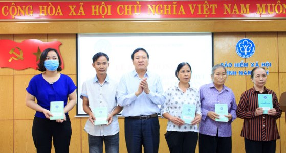 Nam Định Tặng sổ BHXH, thẻ BHYT cho người có hoàn cảnh khó khăn