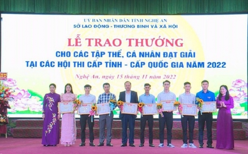 Trao thưởng cho tập thể, cá nhân đạt thành tích tại cuộc thi giáo dục nghề