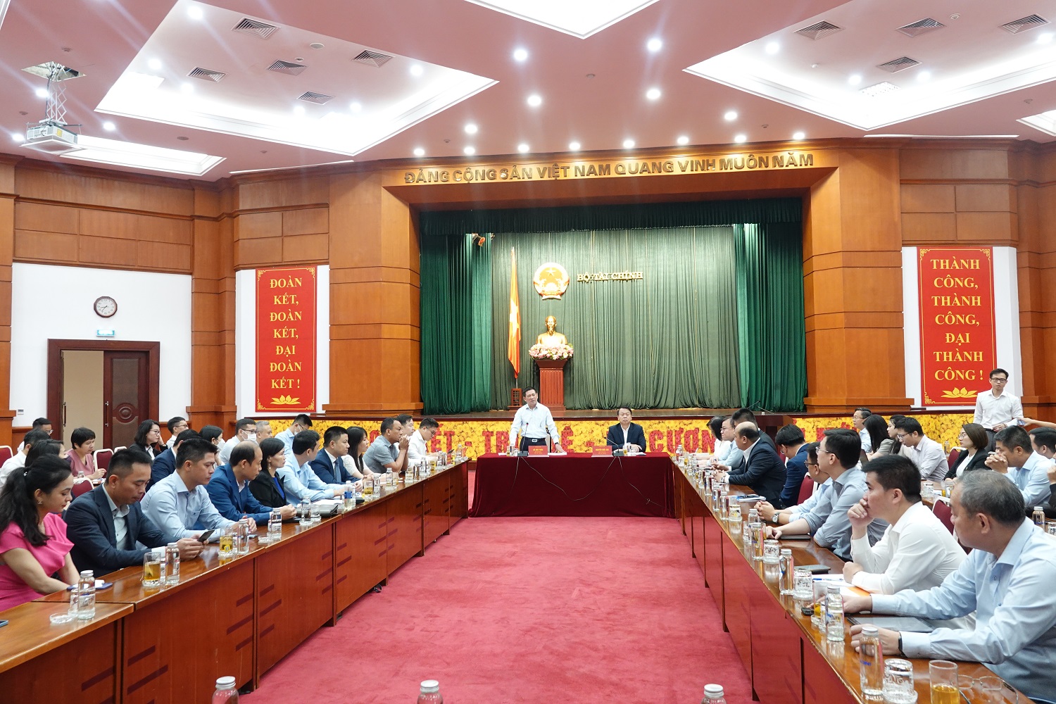 Gỡ khó cho thị trường chứng khoán và trái phiếu doanh nghiệp