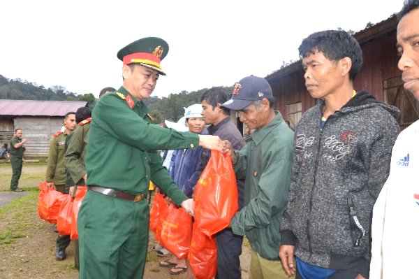 Quảng Nam Trao tặng 200 suất quà cho nhân dân Lào