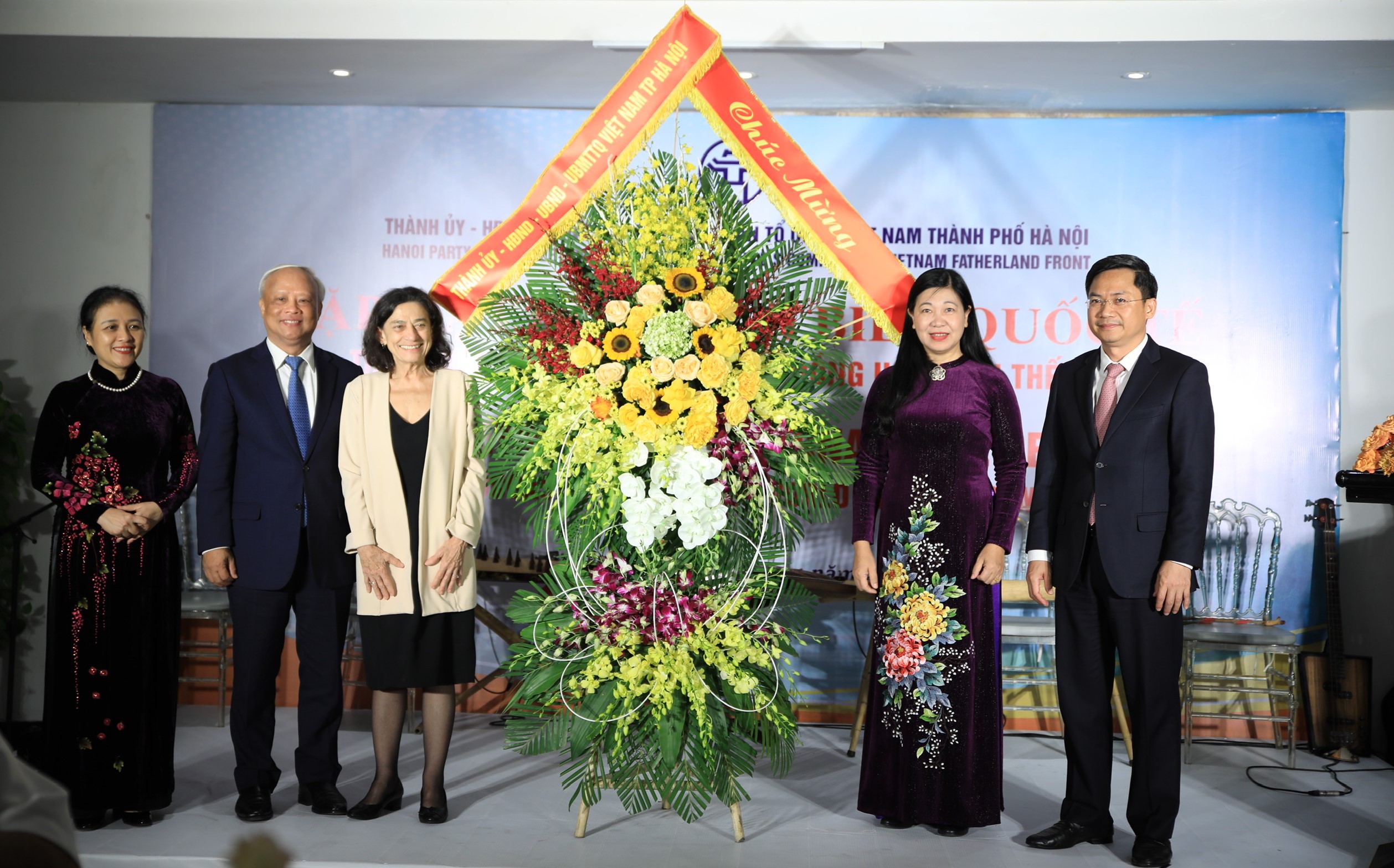 Gặp mặt đại biểu quốc tế dự Đại hội Hội đồng Hòa bình thế giới lần thứ 22