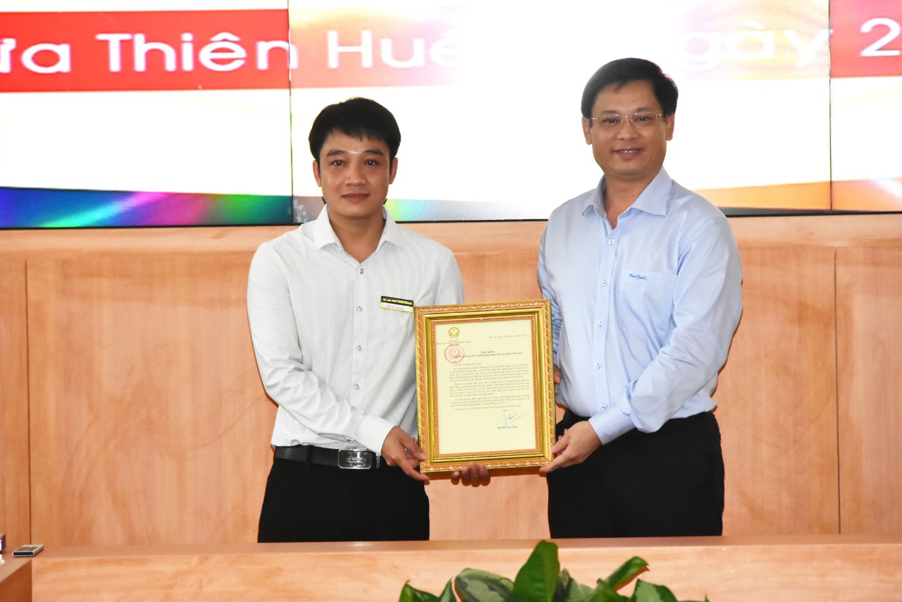 Trao thư khen của Chủ tịch nước cho thanh niên cứu người đuối nước