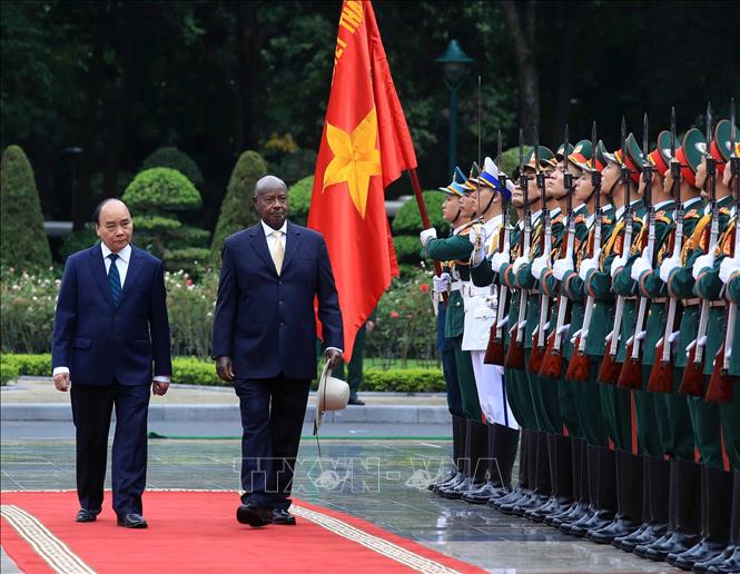 Chủ tịch nước Nguyễn Xuân Phúc chủ trì Lễ đón Tổng thống Uganda thăm chính thức Việt Nam