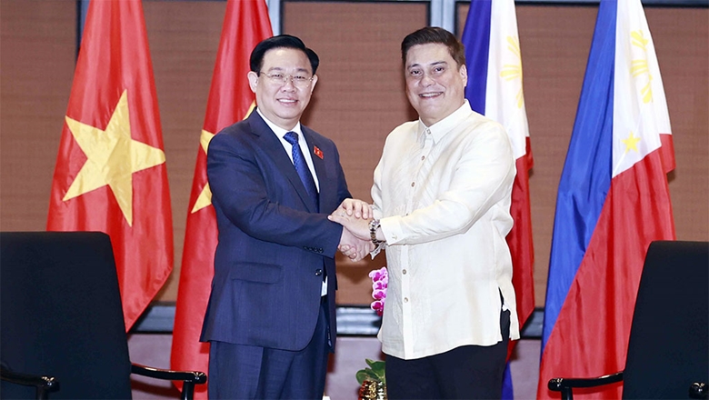 Chủ tịch Quốc hội Vương Đình Huệ hội đàm với Chủ tịch Thượng viện Philippines