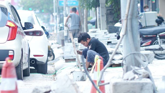 Người dân khổ vì vỉa hè thi công nhỏ giọt