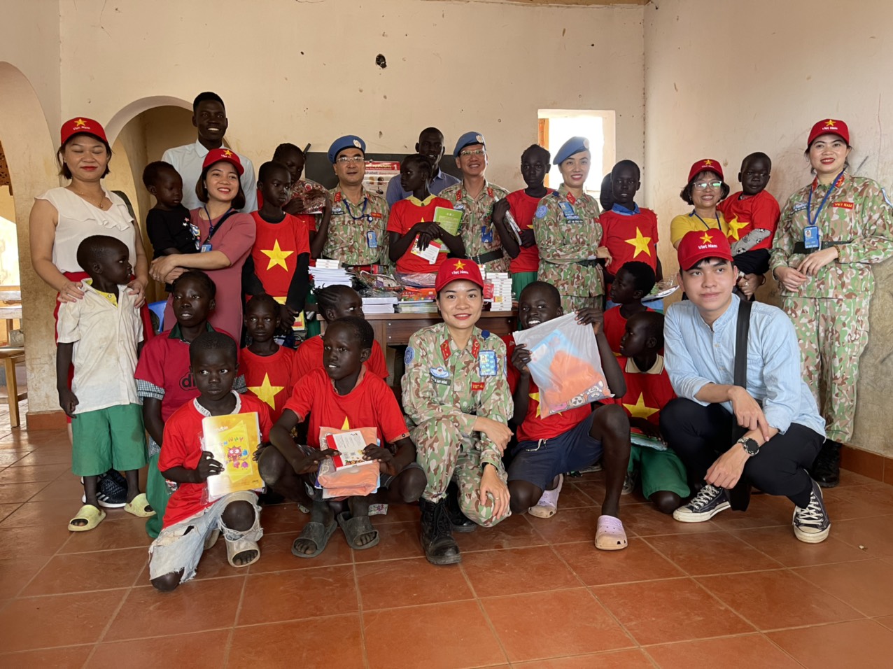 Chiến sĩ mũ nồi xanh Việt Nam tiếp sức học sinh Nam Sudan đến trường