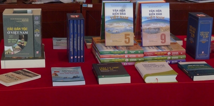Triển lãm sách tài liệu “Xây dựng và phát huy giá trị văn hóa, sức mạnh con người Việt Nam”