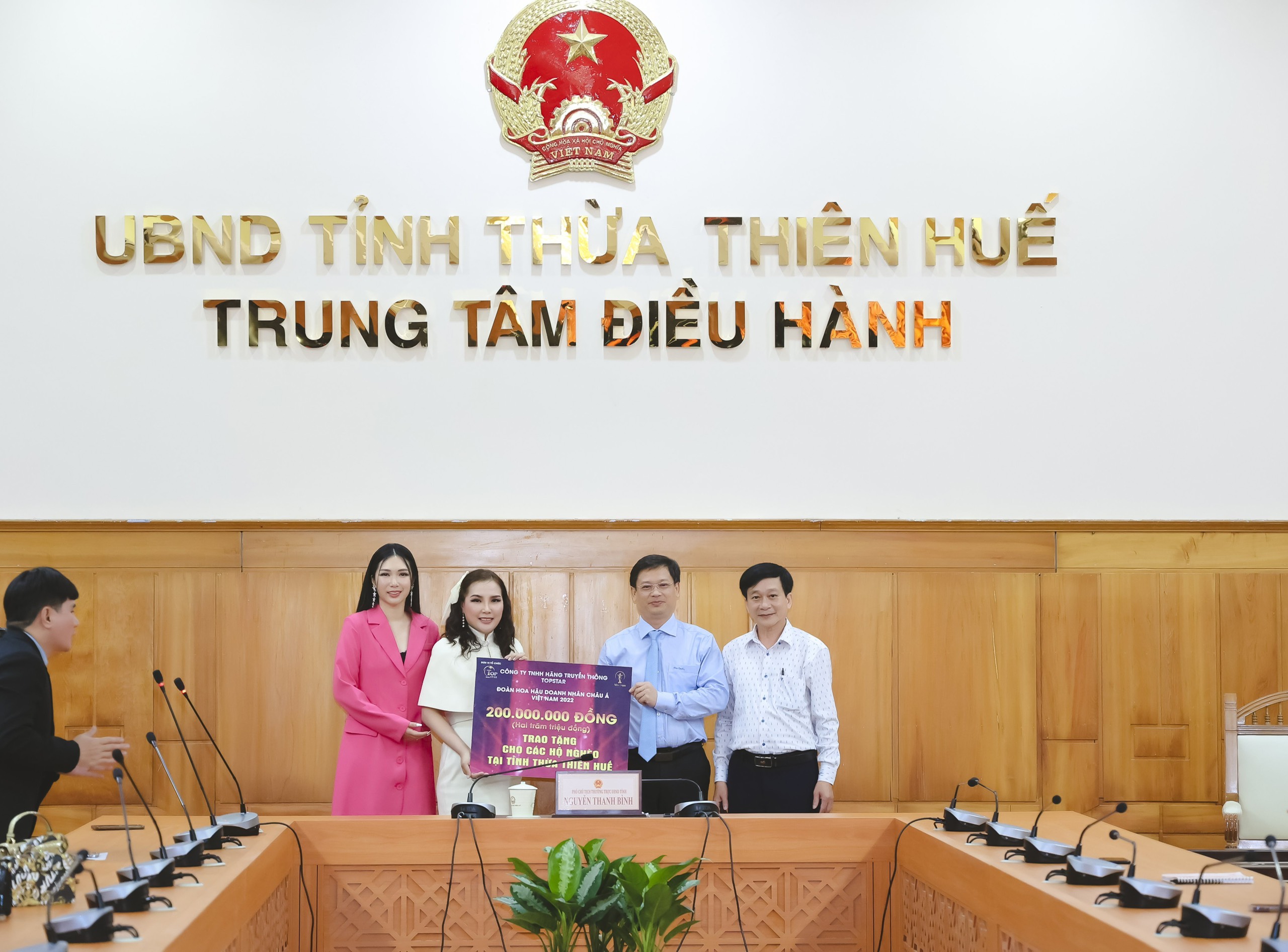 Trao tặng quà cho bà con nghèo tỉnh Thừa Thiên Huế