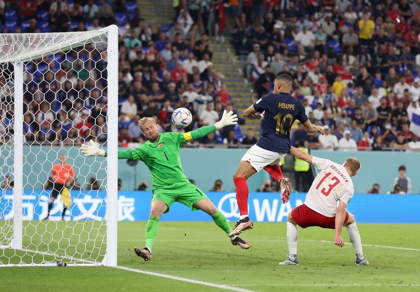Pháp giành vé đầu tiên vào vòng 1 8 World Cup 2022