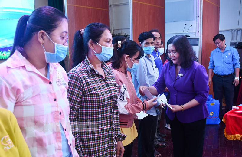 Chăm lo cho người lao động là hộ nghèo, cận nghèo vươn lên thoát nghèo
