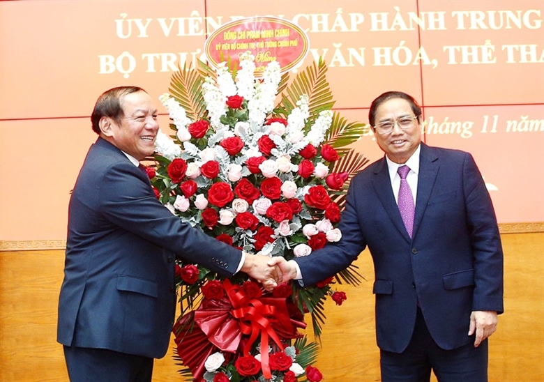 Thủ tướng dự Lễ trao Huy hiệu 40 năm tuổi Đảng cho Bộ trưởng Bộ Văn hóa, Thể thao và Du lịch
