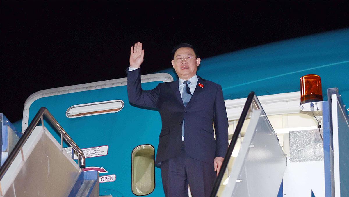 Chủ tịch Quốc hội đến Thủ đô Canberra, bắt đầu thăm chính thức Australia