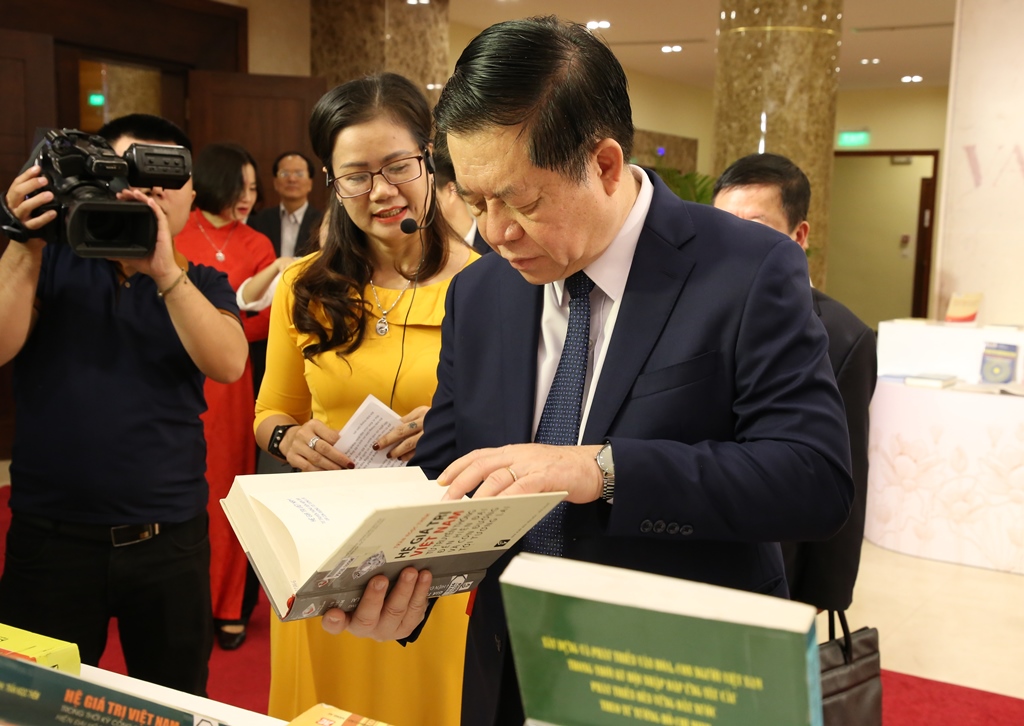 Trưng bày tài liệu, báo, tạp chí về xây dựng và phát huy giá trị văn hóa, sức mạnh con người Việt Nam