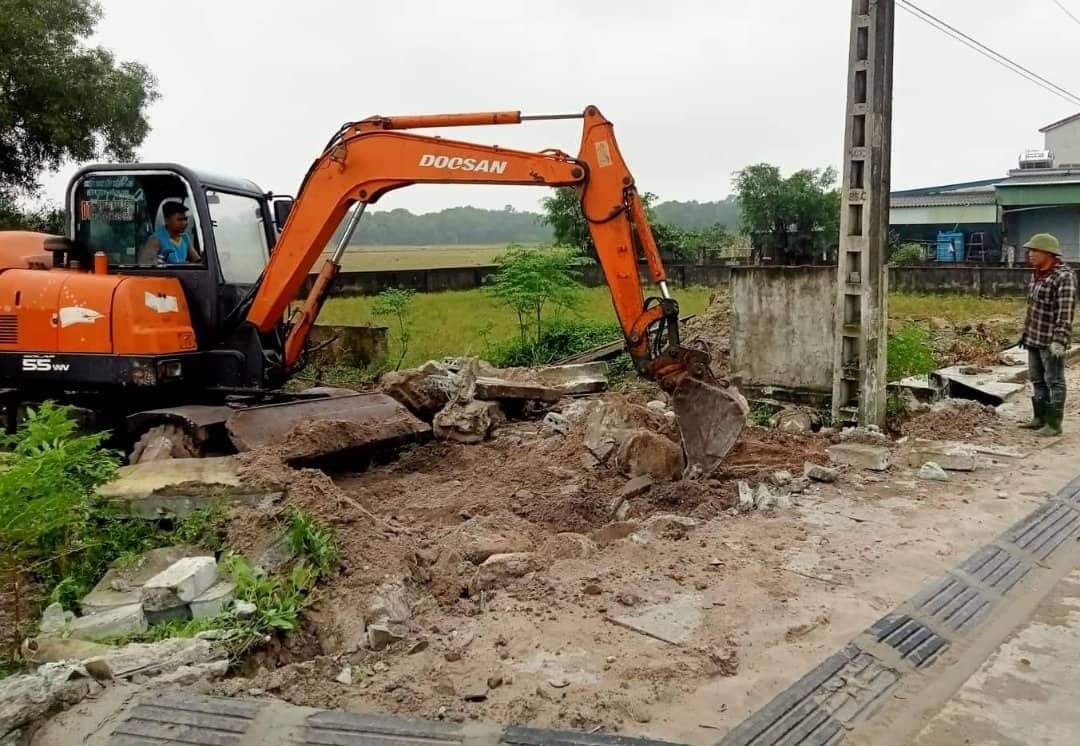 Đảng viên trẻ xung phong hiến đất mở đường xây dựng nông thôn mới