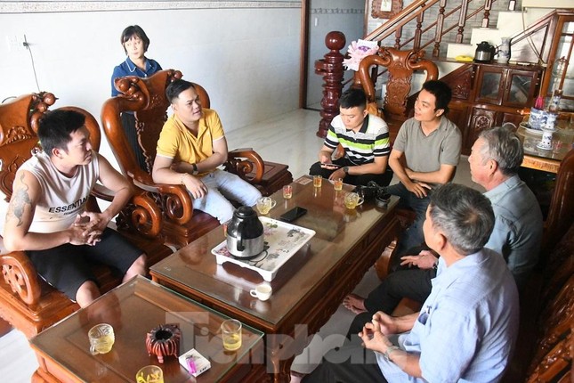 9 ngư dân sống sót qua 6 ngày trên biển bằng 1,5 lít nước