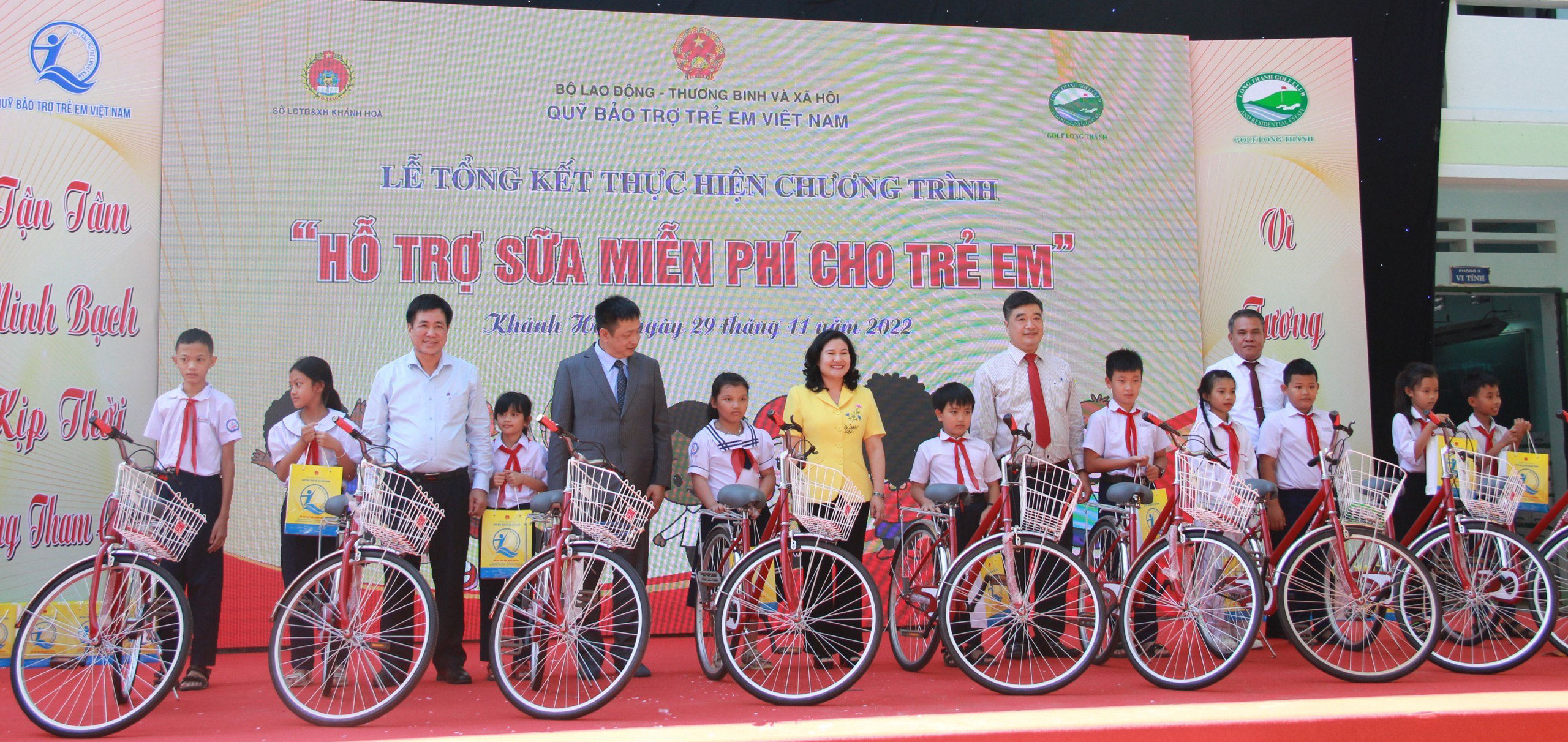Hơn 18 000 học sinh tiểu học được uống sữa tươi miễn phí