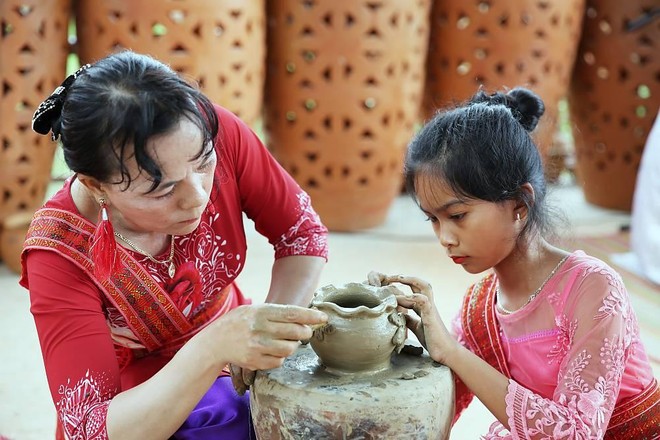Nghệ thuật làm gốm của người Chăm được UNESCO đưa vào danh sách bảo vệ khẩn cấp