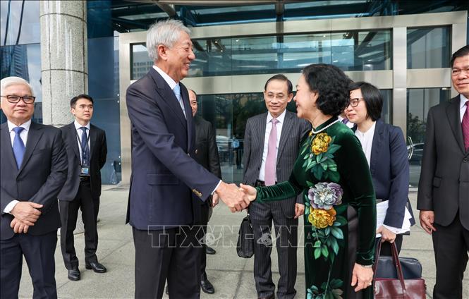Đồng chí Trương Thị Mai thăm, làm việc tại Xinh-ga-po