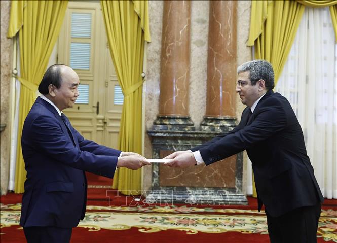 Chủ tịch nước Nguyễn Xuân Phúc tiếp các Đại sứ Azerbaijan, Brunei trình Quốc thư