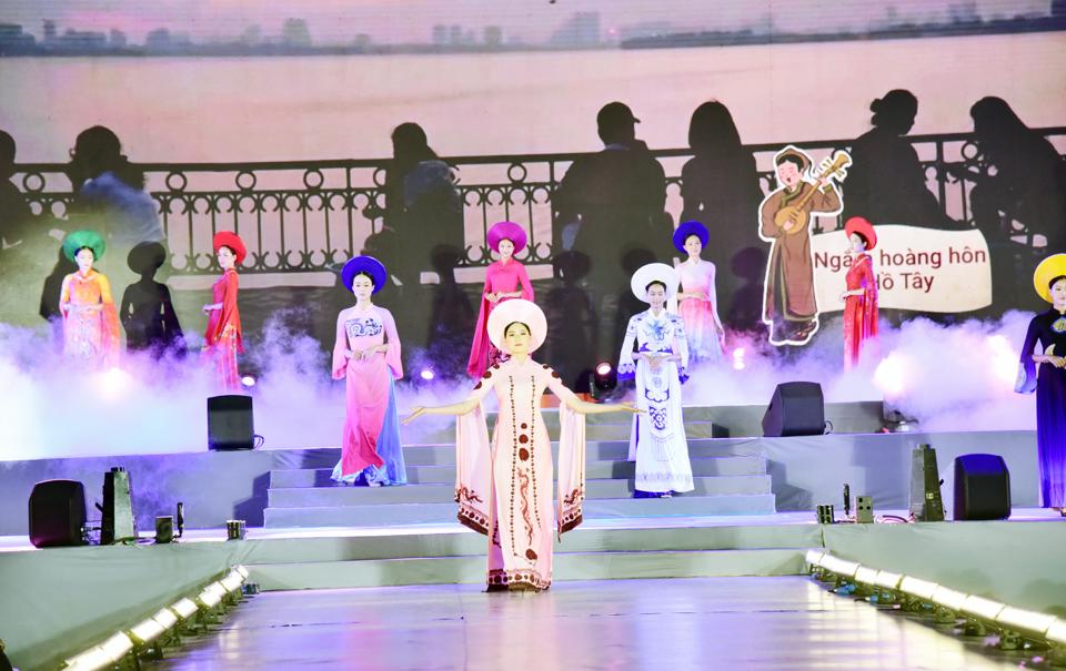 Tà áo dài như một “Đại sứ du lịch”