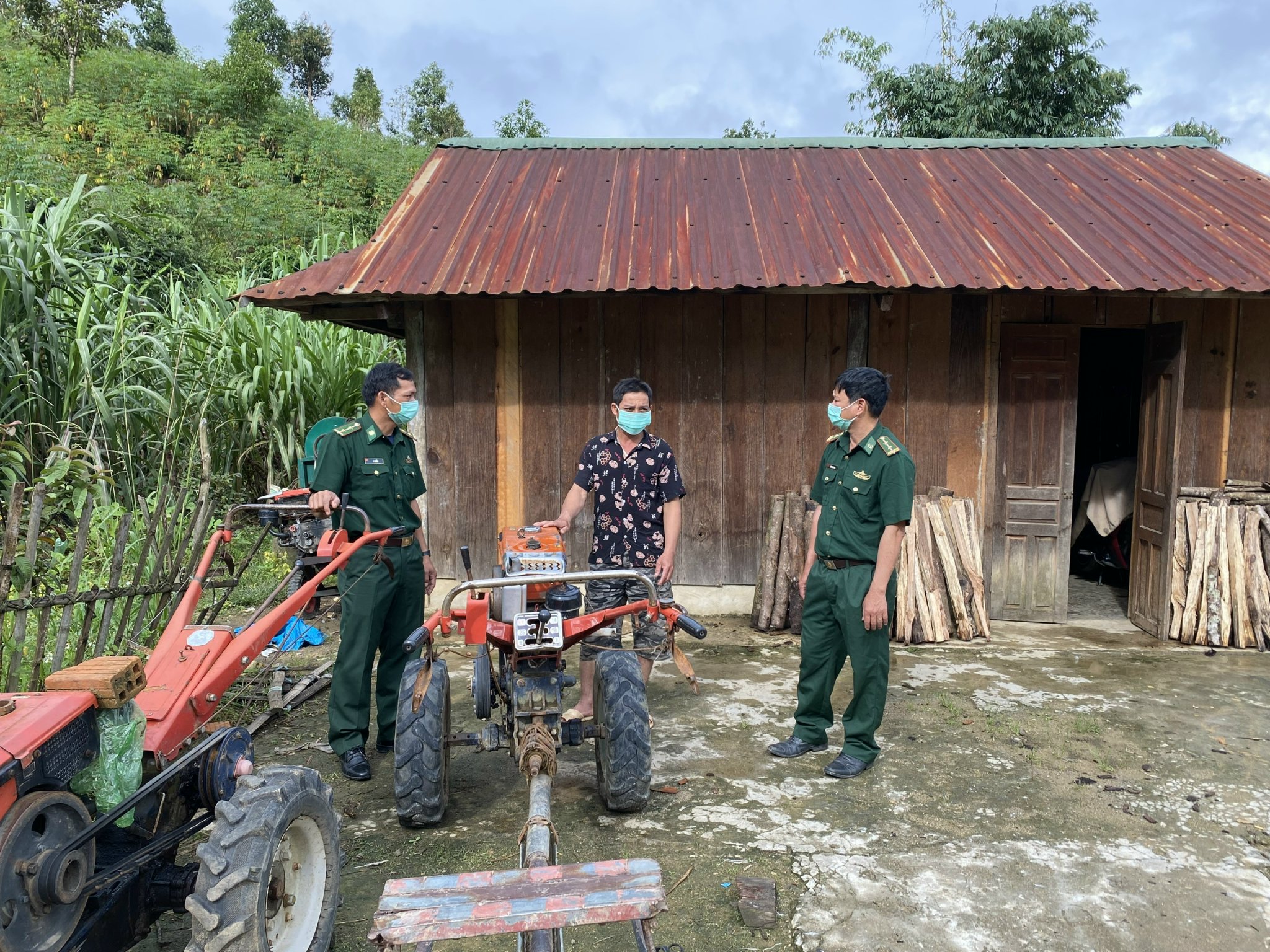 Tuyên truyền vận động đồng bào xóa bỏ các hủ tục, phong tục không còn phù hợp