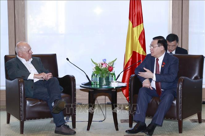 Chủ tịch Quốc hội Vương Đình Huệ tiếp Bộ trưởng Ngân khố bang Victoria