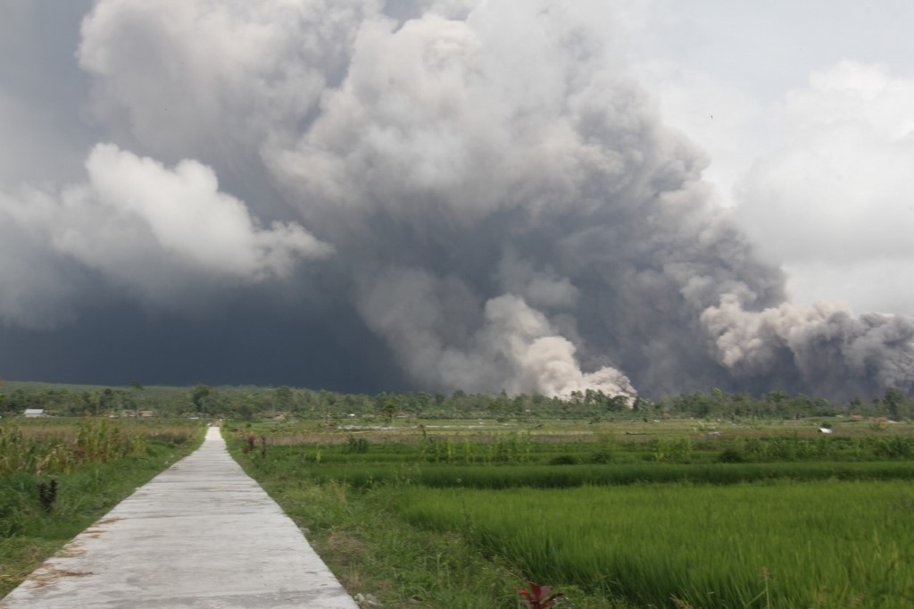 Núi lửa Semeru phun trào Indonesia nâng cảnh báo lên mức cao nhất