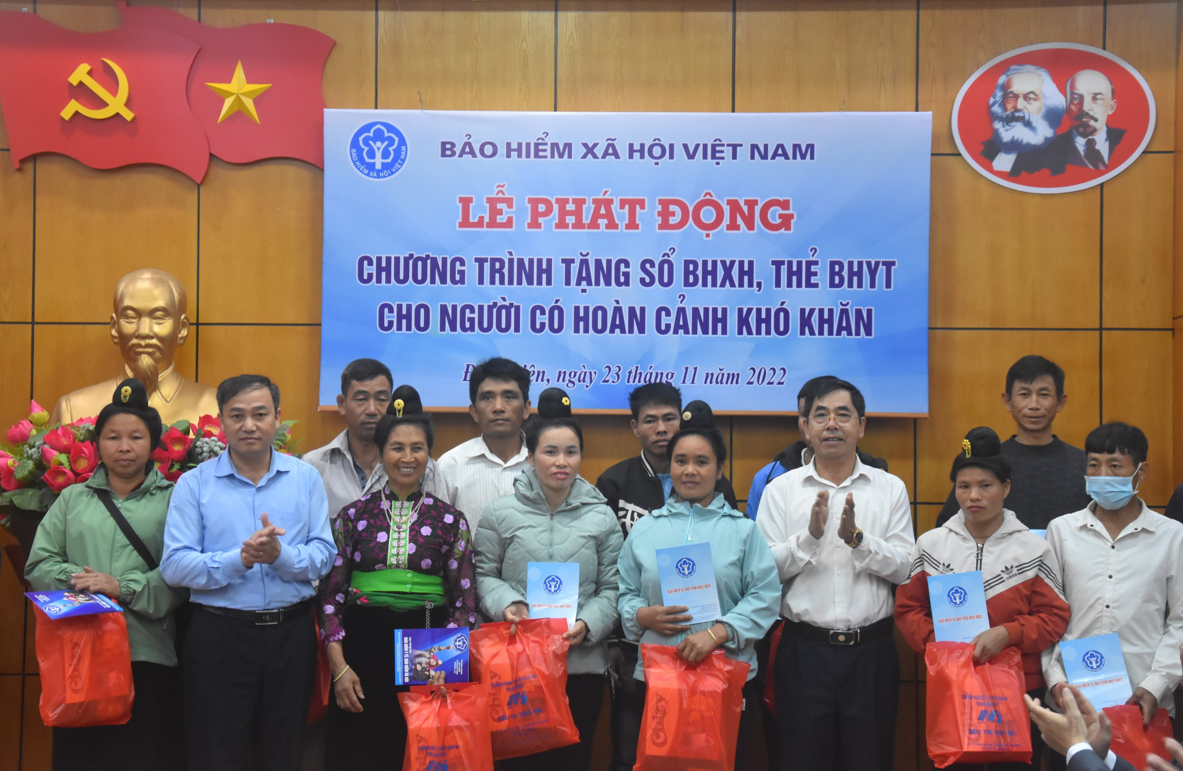Trao tặng 2 047 sổ BHXH và 54 620 thẻ BHYT cho người có hoàn cảnh khó khăn
