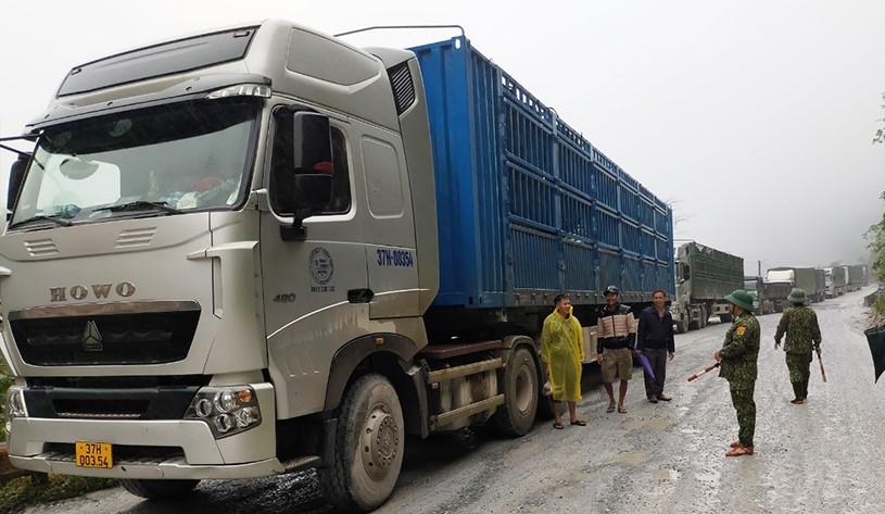 Hà Tĩnh Liên tiếp sạt lở trên quốc lộ 8A, đường lên Cửa khẩu quốc tế Cầu Treo tắc nghẽn