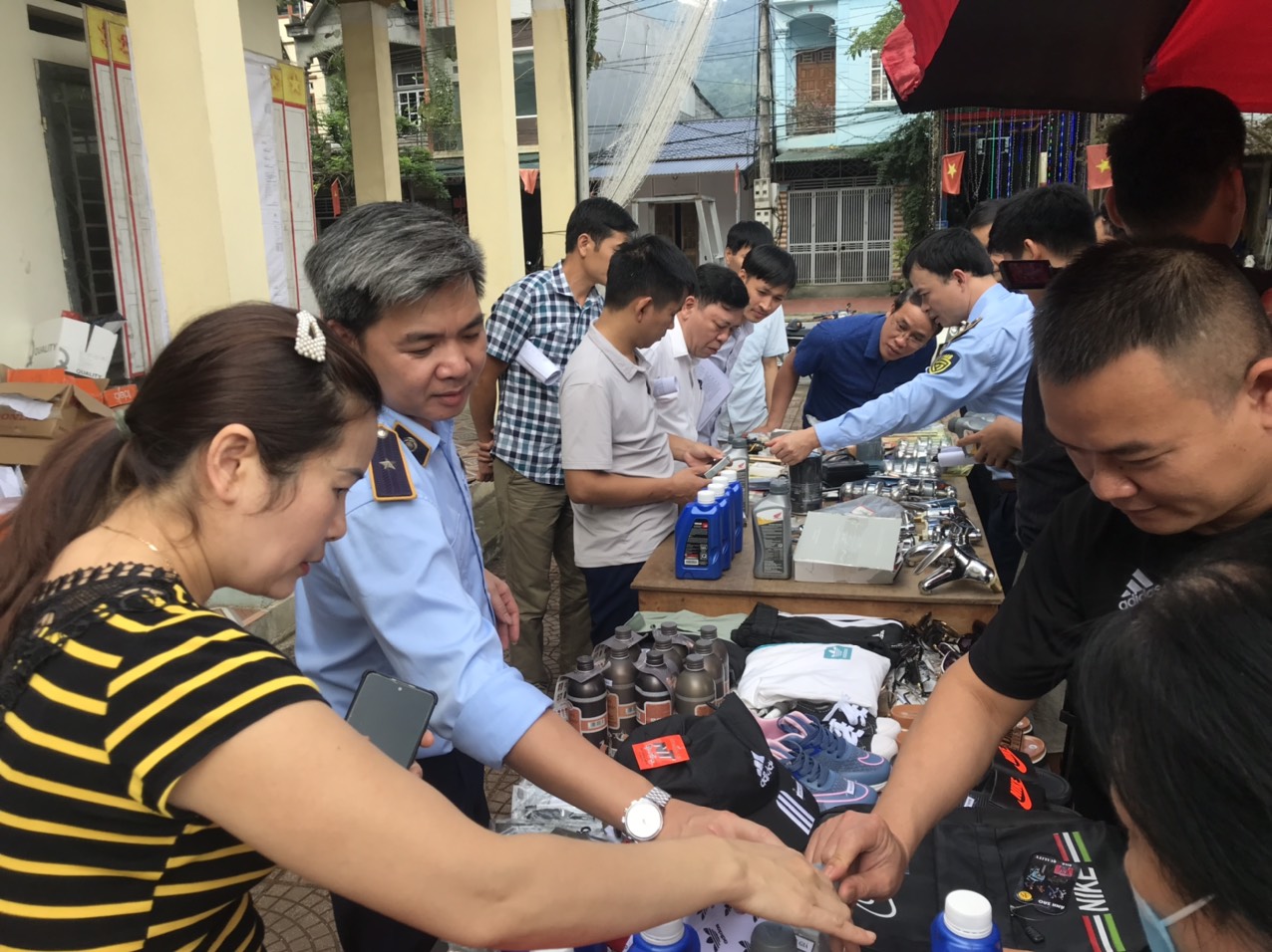 QLTT Hà Giang Tăng cường hướng dẫn cách nhận biết hàng thật - hàng giả