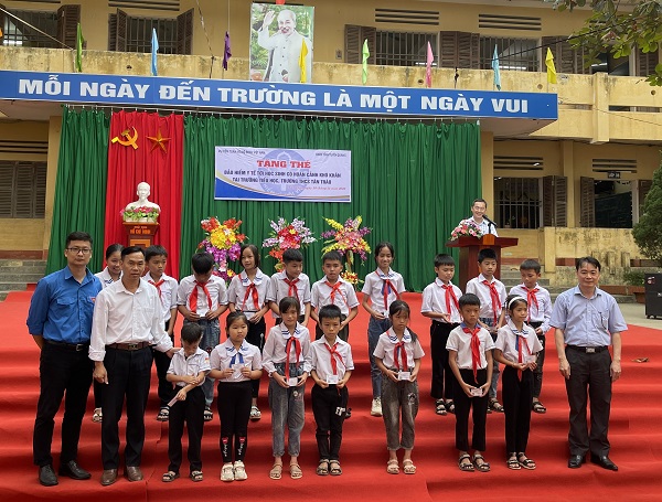 Tặng thẻ BHYT cho học sinh có hoàn cảnh khó khăn tại trường Tiểu học và THCS xã Tân Trào