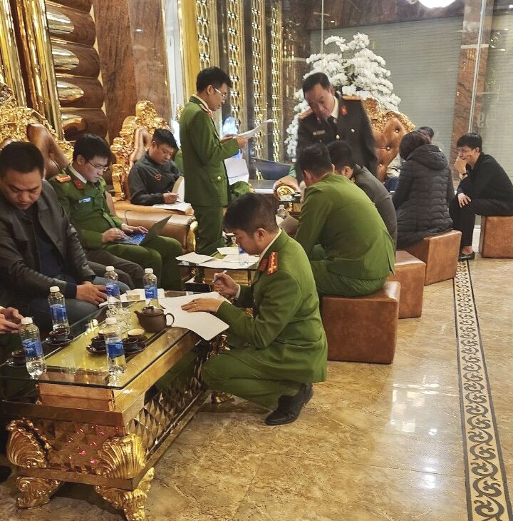 Hà Nội Quán karaoke lén lút hoạt động dù đang bị “tạm đình chỉ”