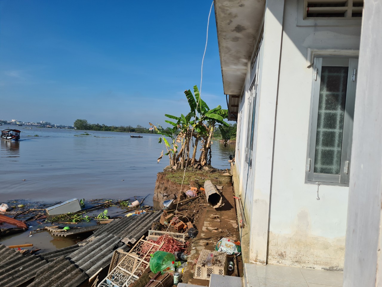 Nhiều hộ dân bị ảnh hưởng bởi sạt lở trên tuyến sông Cổ Chiên