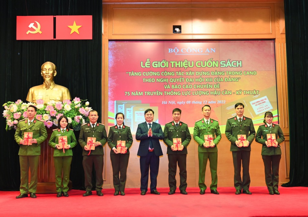 Giới thiệu sách mới về tăng cường công tác xây dựng Đảng trong Công an nhân dân