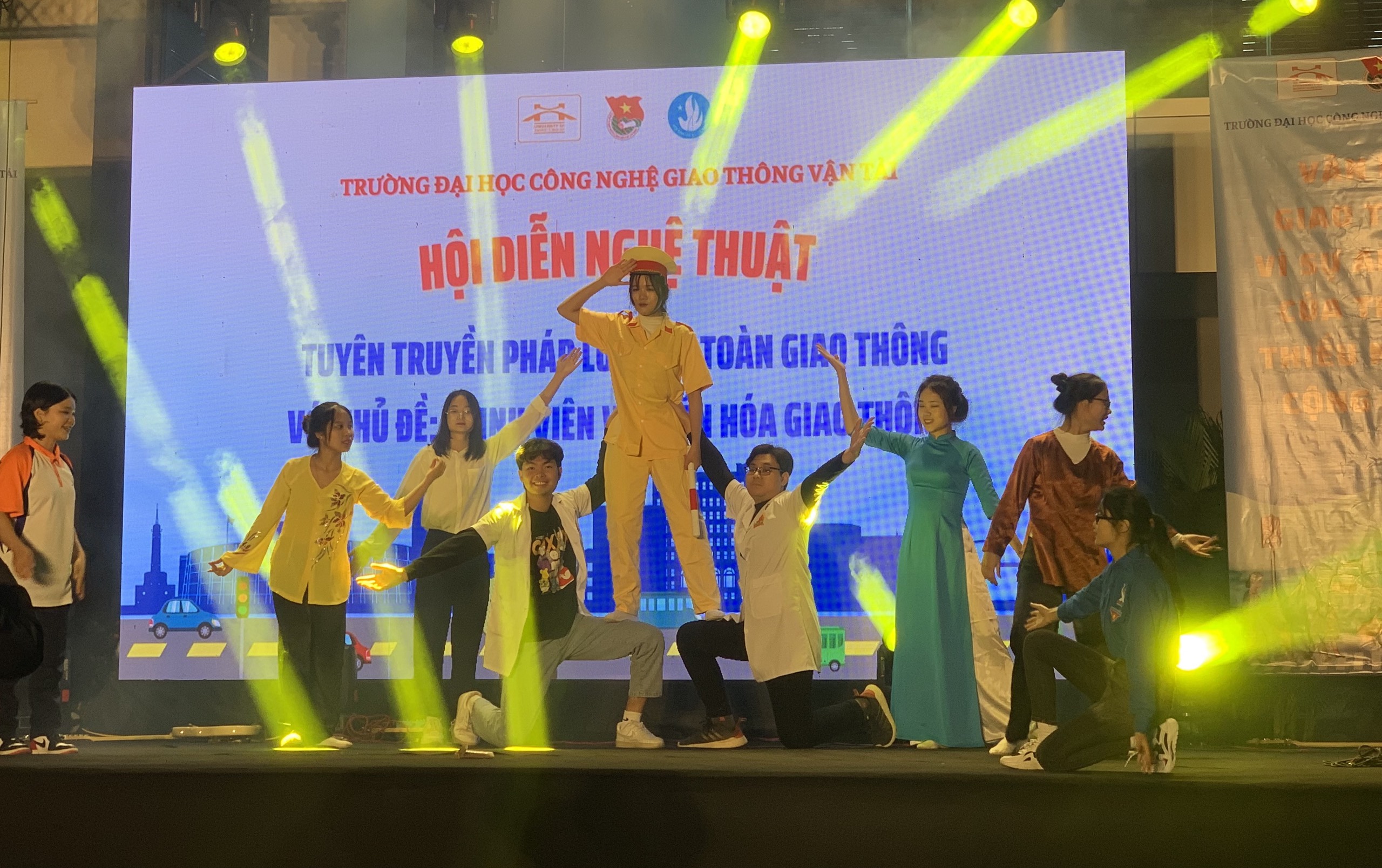 Sinh viên tích cực tham gia tuyên truyền văn hóa giao thông