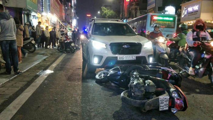Ô tô tông vào 10 xe máy đang dừng đỗ trên phố Bạch Mai