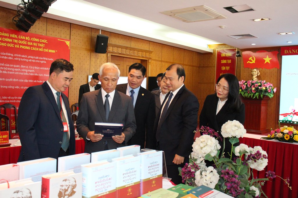 Việt Nam - Lào tăng cường hợp tác trong lĩnh vực xuất bản và phát hành sách