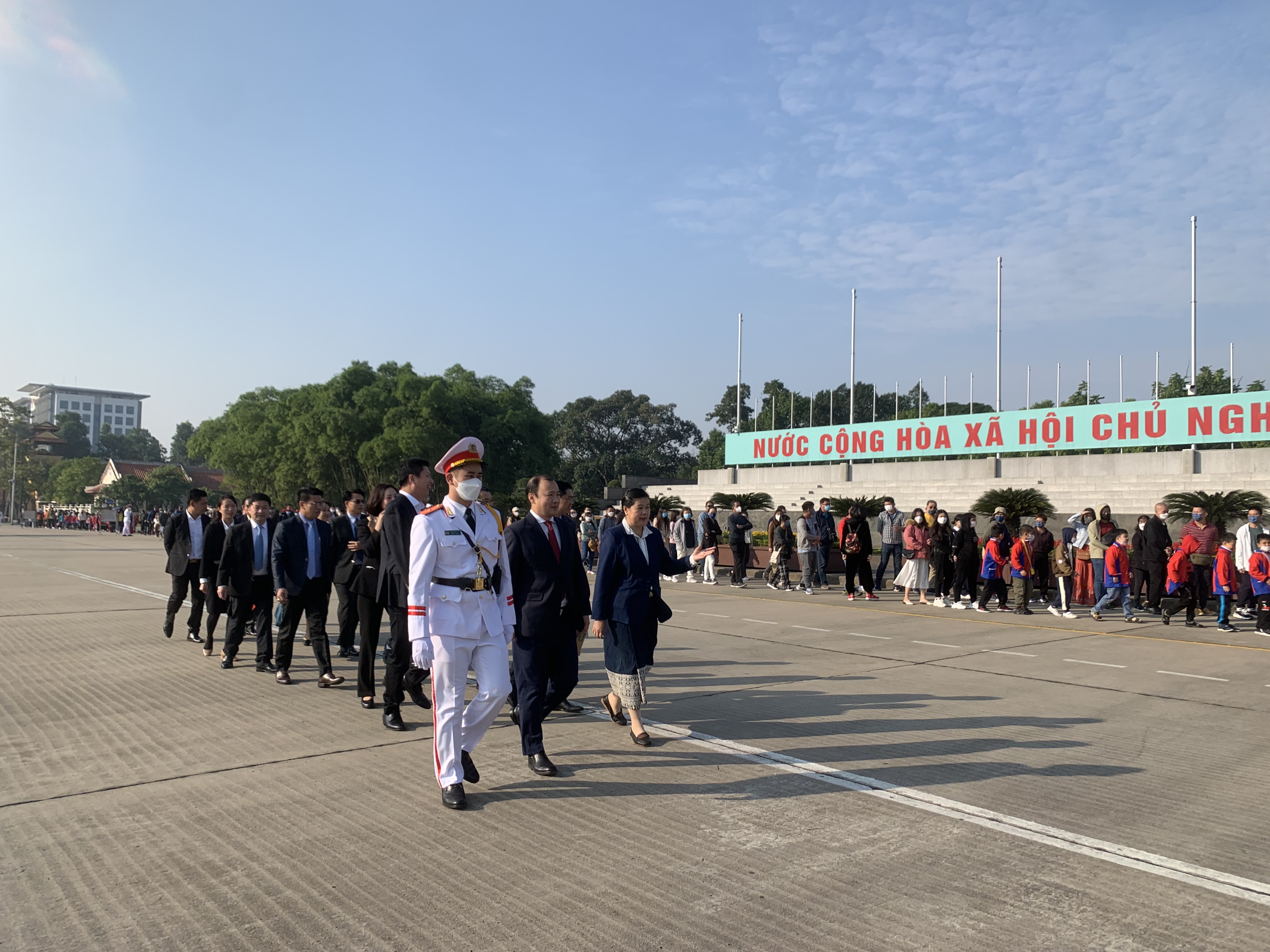Đoàn đại biểu cấp cao Ban Tuyên huấn Trung ương Đảng Nhân dân Cách mạng Lào vào Lăng viếng Chủ tịch Hồ Chí Minh