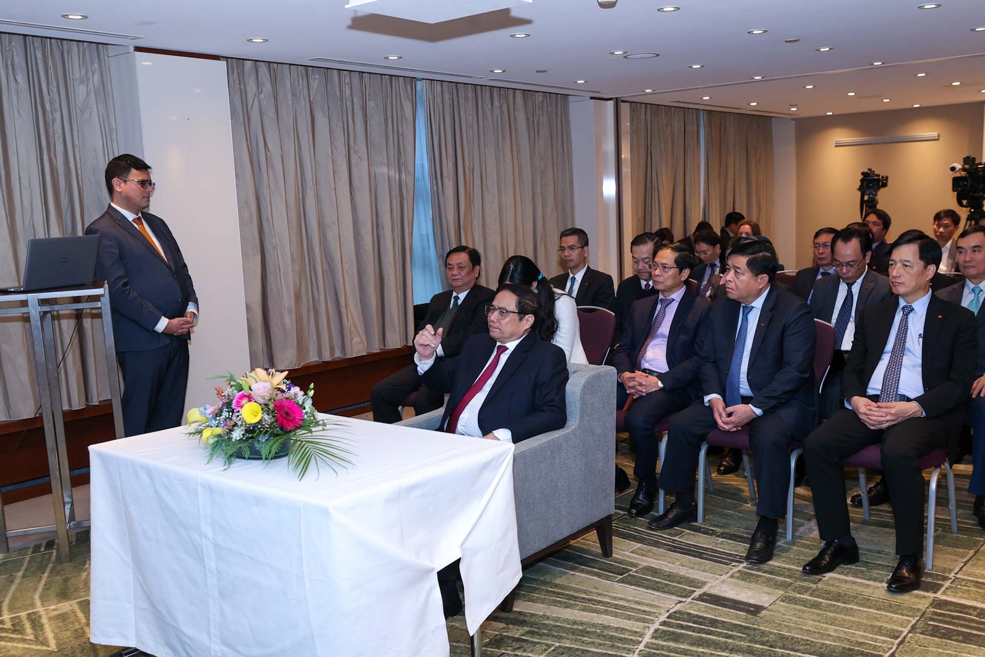 Thủ tướng Phạm Minh Chính tìm hiểu mô hình quản lý, phát triển cảng Rotterdam, Hà Lan