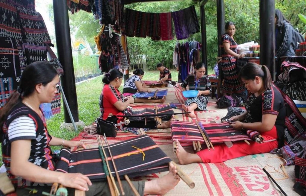 Đa dạng cách làm giúp đồng bào thoát nghèo ở miền Trung