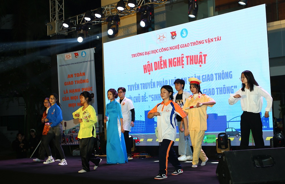 Hội diễn nghệ thuật tuyên truyền pháp luật an toàn giao thông