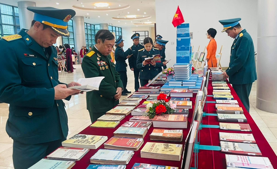 Trưng bày 500 sách, báo, tạp chí về chiến thắng Điện Biên Phủ trên không