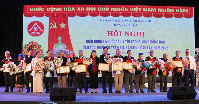 Người có uy tín - Cầu nối “Ý Đảng, lòng dân”