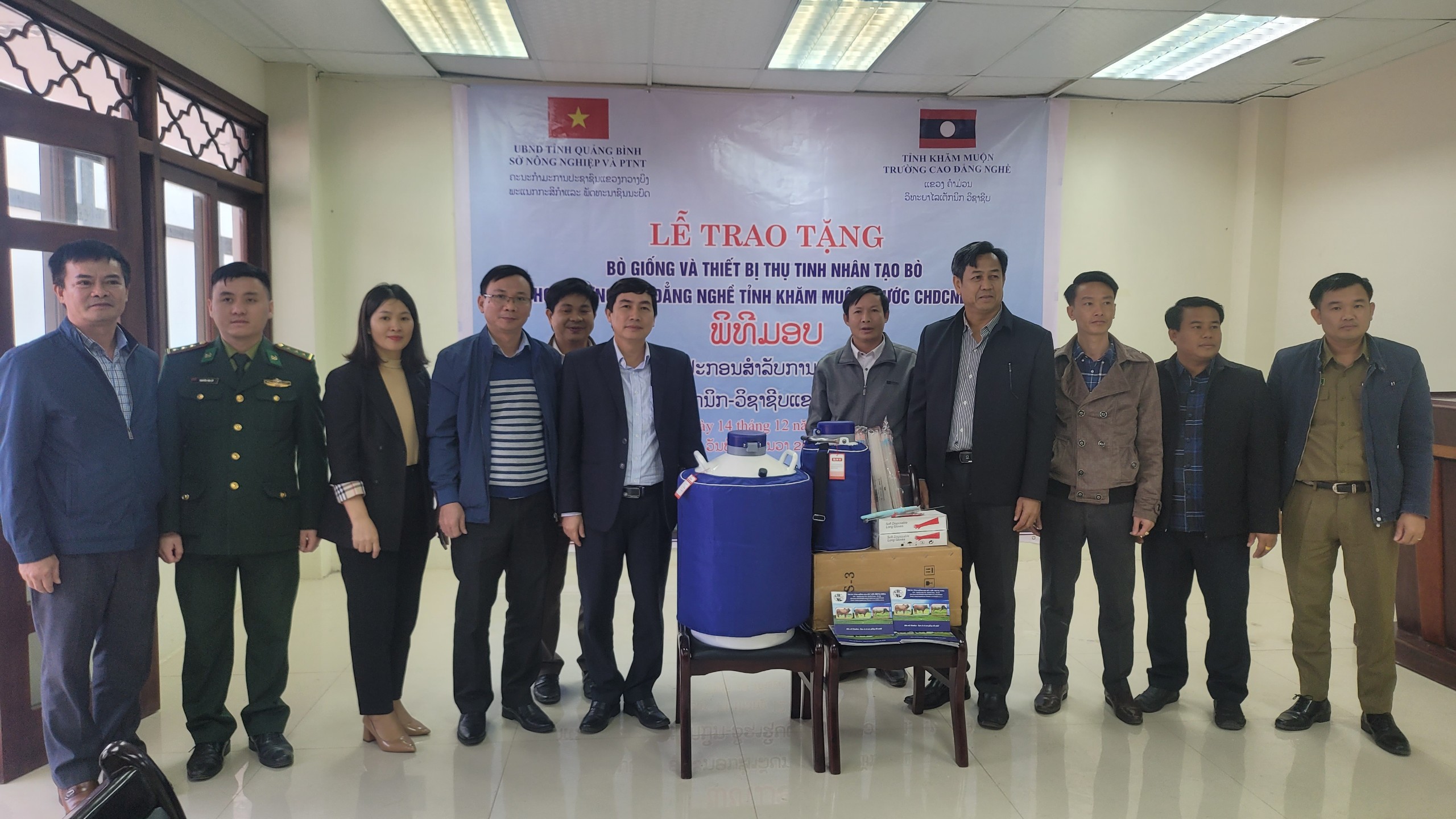 Quảng Bình tặng bò giống và thiết bị thụ tinh nhân tạo cho tỉnh Khăm Muộn Lào