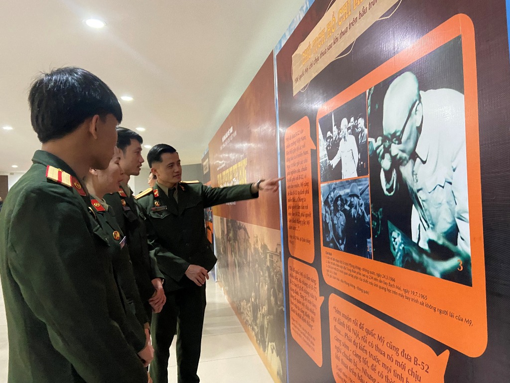 Báo chí xung trận “Hà Nội – Điện Biên Phủ trên không”